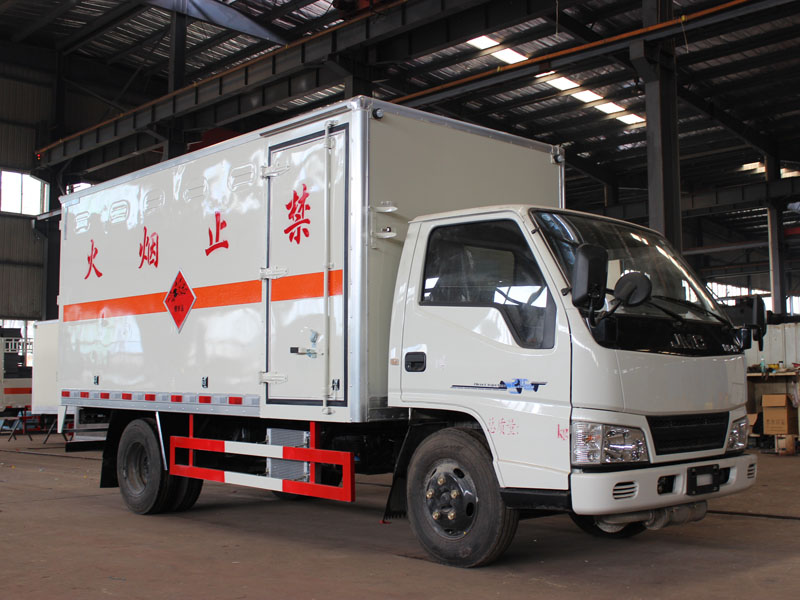 江鈴4米2（藍(lán)牌）雜項(xiàng)危險(xiǎn)品廂式車(chē)